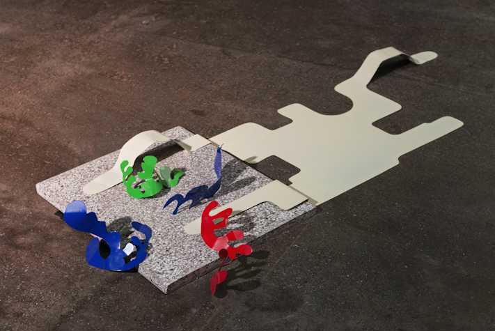 Small sculptural works on a floor
